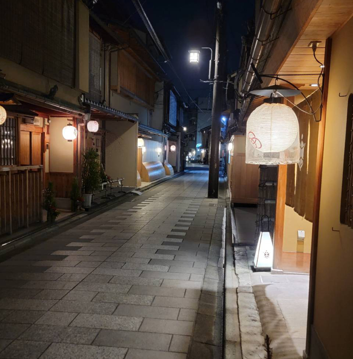 ノスタルジーさ残る京都・宮川町の街並み。