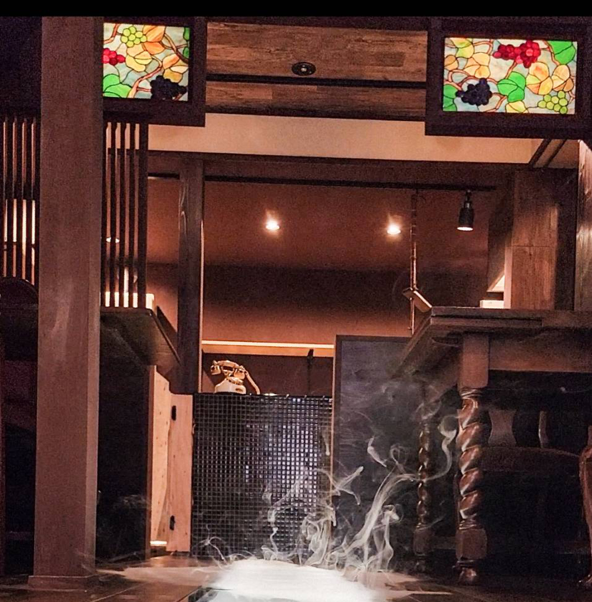 KYOTO SUKIYAKI Kioku の店舗内装の一部。ノスタルジーなステンドガラス